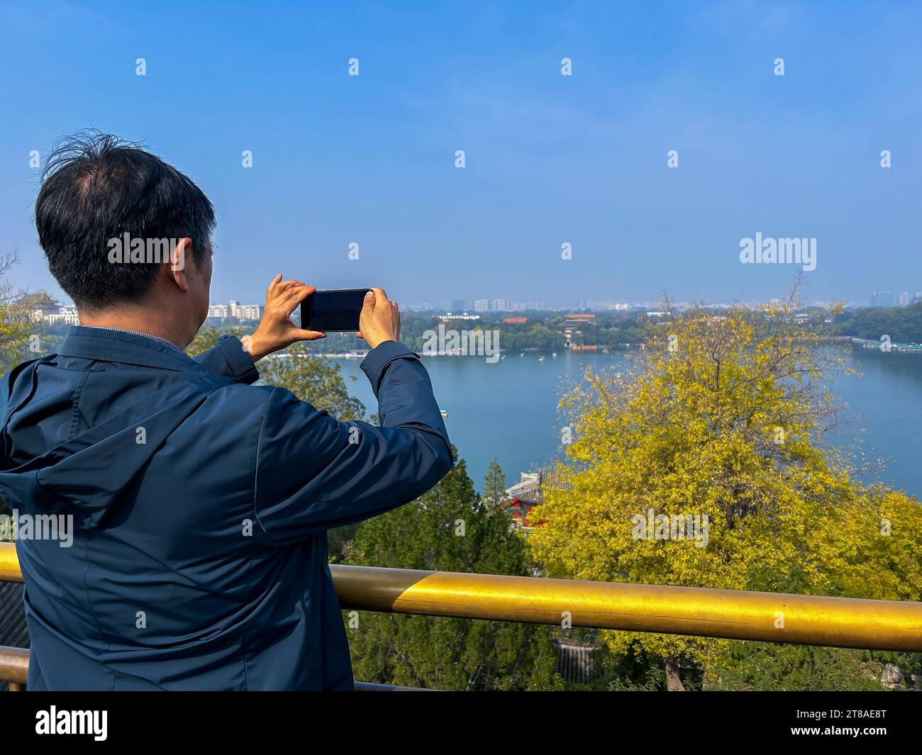Peking, China, chinesische Touristen besuchen Urban Park, 'Beihai Park', Mann von hinten, fotografieren Landschaft, See Stockfoto