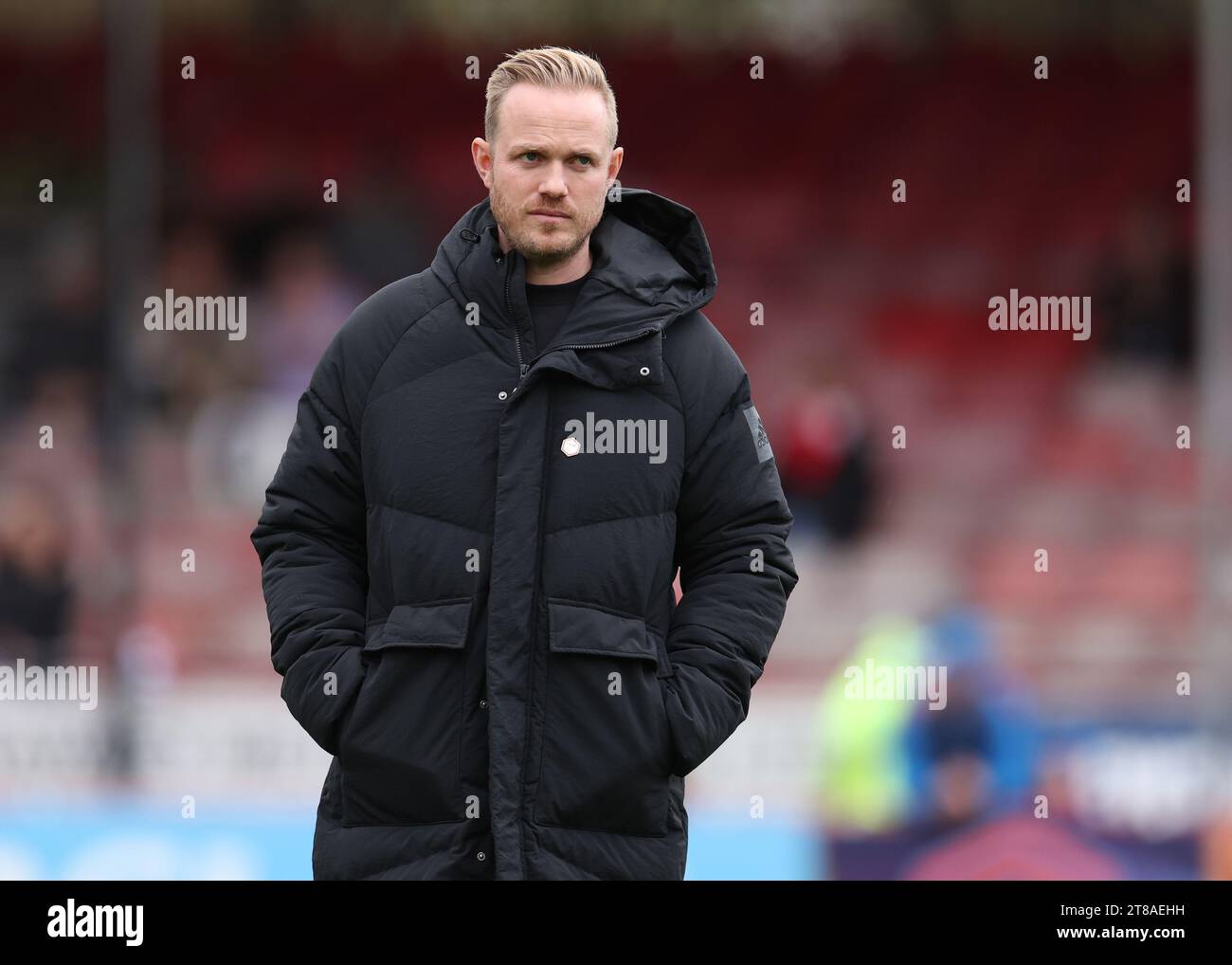 Crawley, Großbritannien. November 2023. Jonas Eidevall, Manager von Arsenal während des FA Women's Super League Spiels im Broadfield Stadium, Crawley. Der Bildnachweis sollte lauten: Paul Terry/Sportimage Credit: Sportimage Ltd/Alamy Live News Stockfoto