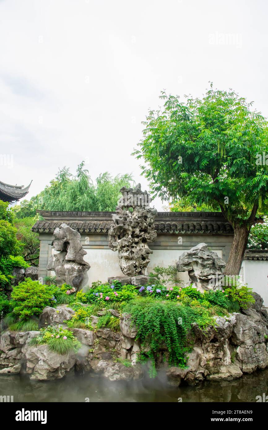 Der exquisite Jade Rock (YULINLONG) von Yu Garden. Es ist ein weitläufiger chinesischer Garten neben dem Stadtgotttempel Stockfoto