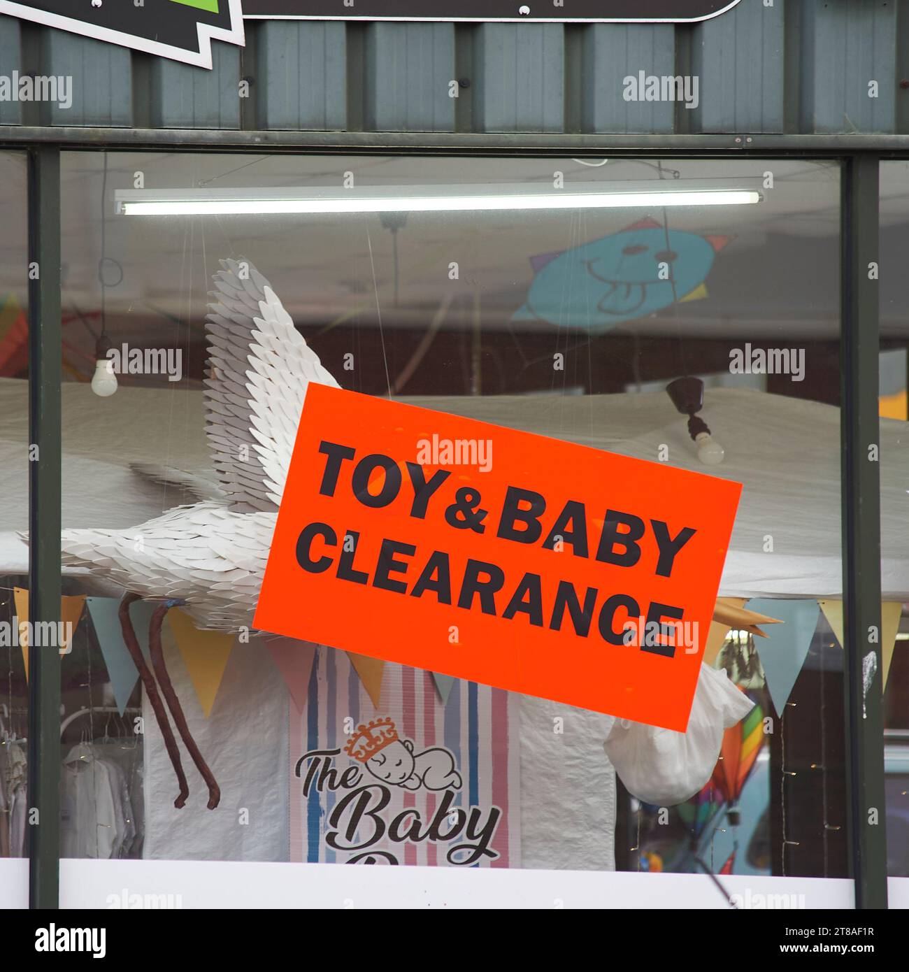 Spielzeug- und Baby-Freigabeschild im Schaufenster Stockfoto