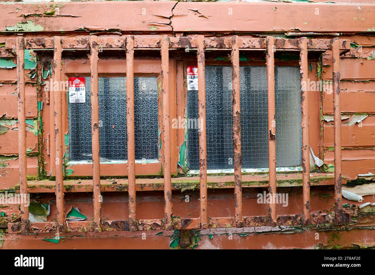 Sicherheitsriegel an einem kleinen Fenster hinter einem Grundstück Stockfoto Sicherheitsriegel an einem kleinen Fenster hinter einem Grundstück Stockfoto