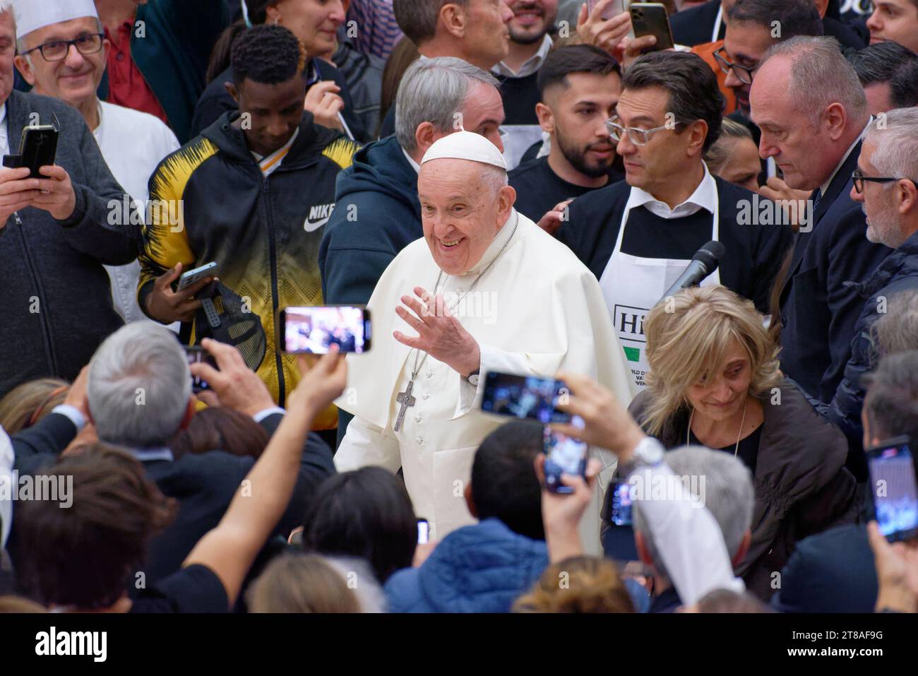 Vatikanstadt, Vatikan. November 2023. Papst Franziskus kommt zu einem Mittagessen in der Halle Paul VI. Im Vatikan am Sonntag, den 19. November 2023. Papst Franziskus bot mehreren hundert armen Menschen, Obdachlosen, Migranten, Arbeitslosen am Sonntag ein Mittagessen an, während er den Welttag der Armen mit einer konkreten Geste der Nächstenliebe im Geiste seines Namensvetters St. feiert Francis of Assisi Credit: Massimo Valicchia/Alamy Live News Stockfoto