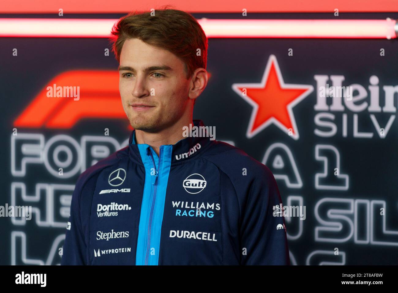 Las Vegas, Usa. November 2023. Der US-amerikanische Formel-1-Pilot Logan Sargeant von Williams Racing wird am Samstag, den 18. November 2023, auf dem roten Teppich vor dem Formel-1-Grand-Prix von Las Vegas auf dem Las Vegas Strip Circuit in Las Vegas gesehen. Foto: Greg Nash/UPI Credit: UPI/Alamy Live News Stockfoto