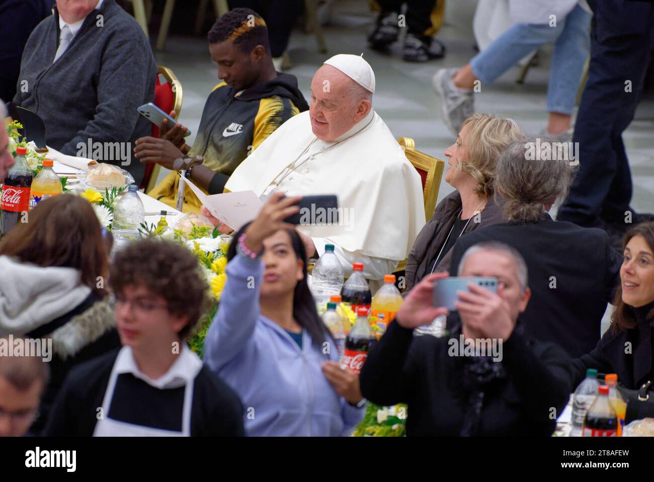 Vatikanstadt, Vatikan. November 2023. Papst Franziskus kommt zu einem Mittagessen in der Halle Paul VI. Im Vatikan am Sonntag, den 19. November 2023. Papst Franziskus bot mehreren hundert armen Menschen, Obdachlosen, Migranten, Arbeitslosen am Sonntag ein Mittagessen an, während er den Welttag der Armen mit einer konkreten Geste der Nächstenliebe im Geiste seines Namensvetters St. feiert Francis of Assisi Credit: Massimo Valicchia/Alamy Live News Stockfoto