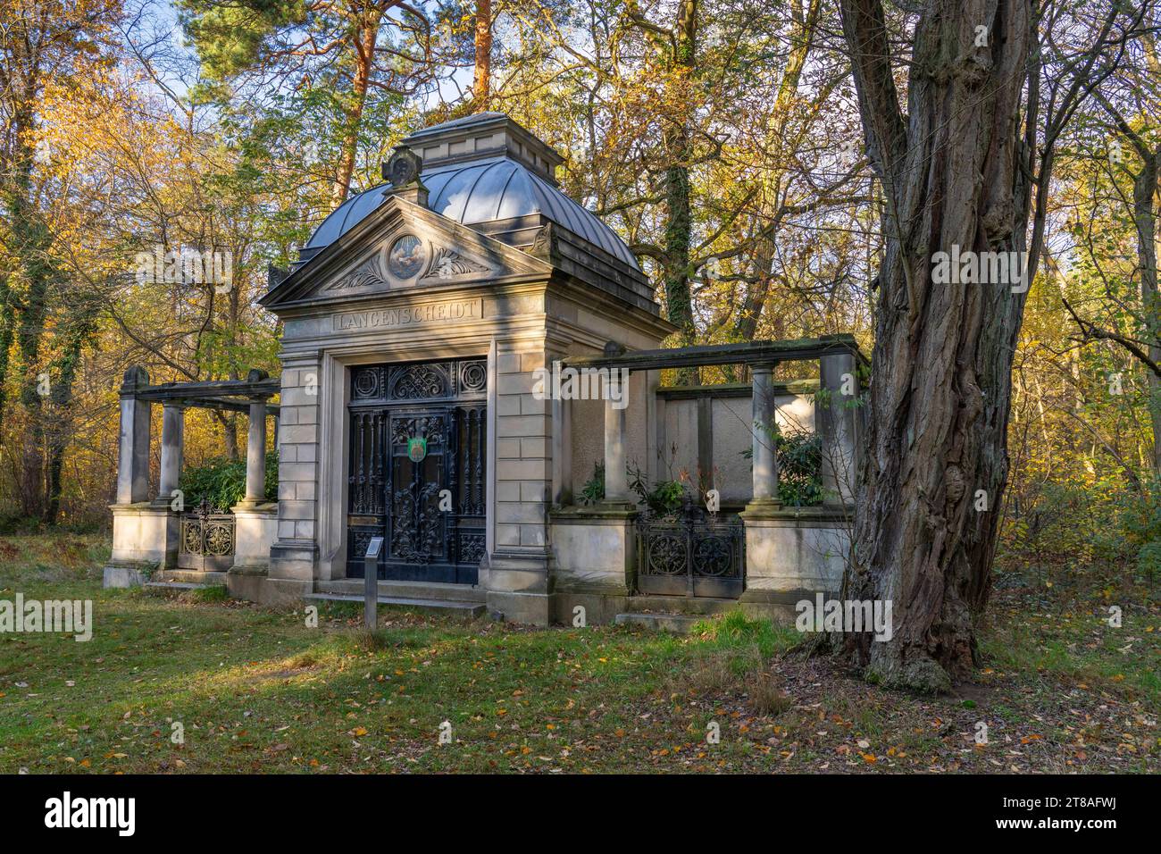 Die Grabstätte von Gustav Langenscheidt 21.10.1832 - 10.11.1895 auf dem Südwestkirchhof in Stahnsdorf Landkreis Potsdam-Mittelmark. Der 206 Hektar große Südwestkirchhof ist der zehntgrößte Friedhof weltweit. *** Das Grab von Gustav Langenscheidt 21 10 1832 10 11 1895 auf dem Friedhof Südwestkirchhof in Stahnsdorf, Bezirk Potsdam Mittelmark der 206 Hektar große Friedhof Südwestkirchhof ist der zehntgrößte Friedhof der Welt Credit: Imago/Alamy Live News Stockfoto