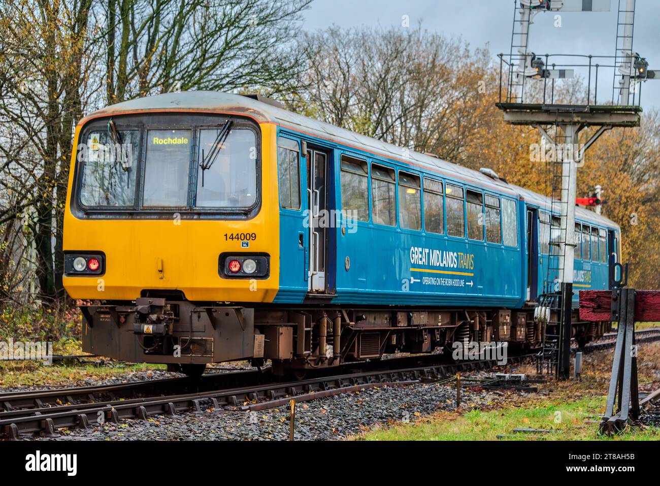 Great Midlands trainiert die Klasse 144 Pacer bei der East lancashire Railway DMU Gala im Herbst. Stockfoto