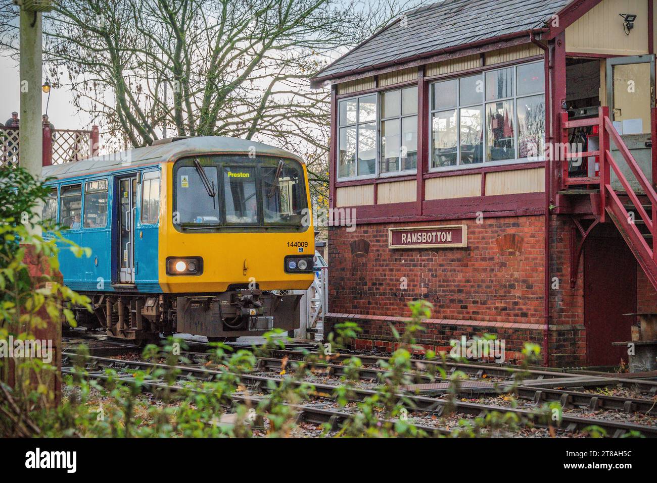 Great Midlands trainiert Klasse 144 Pacer bei der East lancashire Railway im Herbst DMU Gala, die am Ramsbottom Stellwerk vorbeiführt. Stockfoto