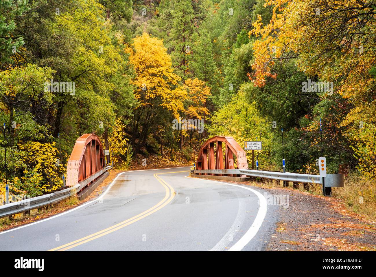 California State Route 32 Bridge am Deer Creek im Tehama County Kalifornien USA an einem Herbsttag. Stockfoto