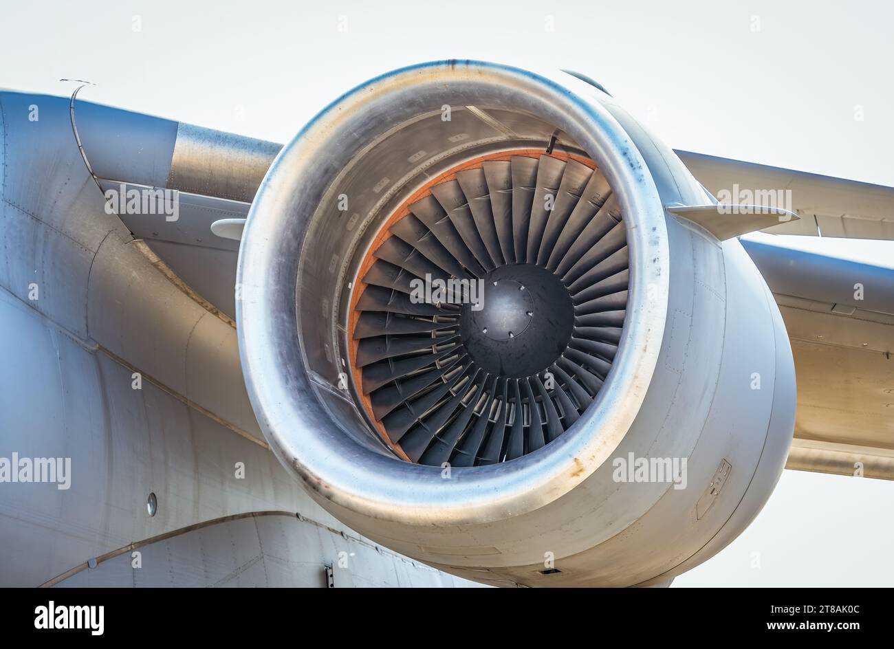 Detailaufnahmen mit einem großen Düsenmotor. Stockfoto