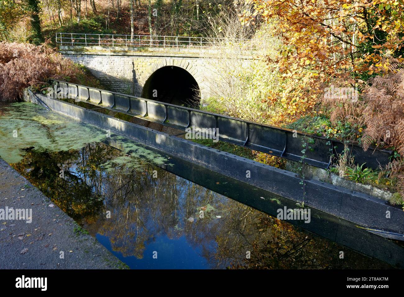 Cromford, Derbyshire, Großbritannien, 17. November 2023. Eisenbahntunnel aus Stein am Cromford Canal. Stockfoto