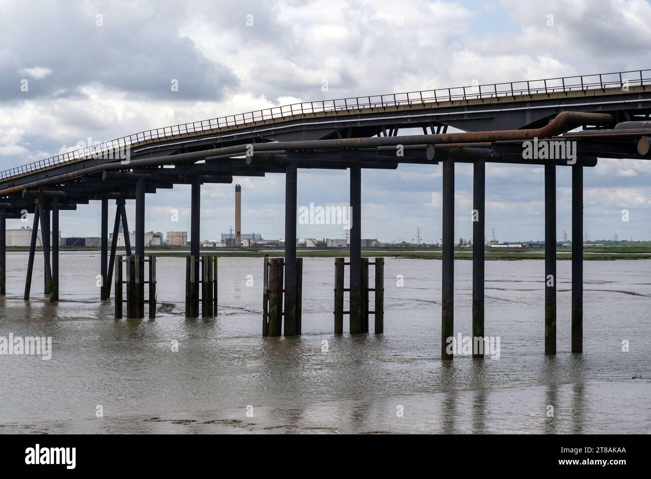 Verlassene Anlegestelle - Occidental Oil Refinery Jetty, Canvey Island, Holehaven Creek und Hintergrund der Coryton Refinery. Postindustrielle Landschaft. Stockfoto