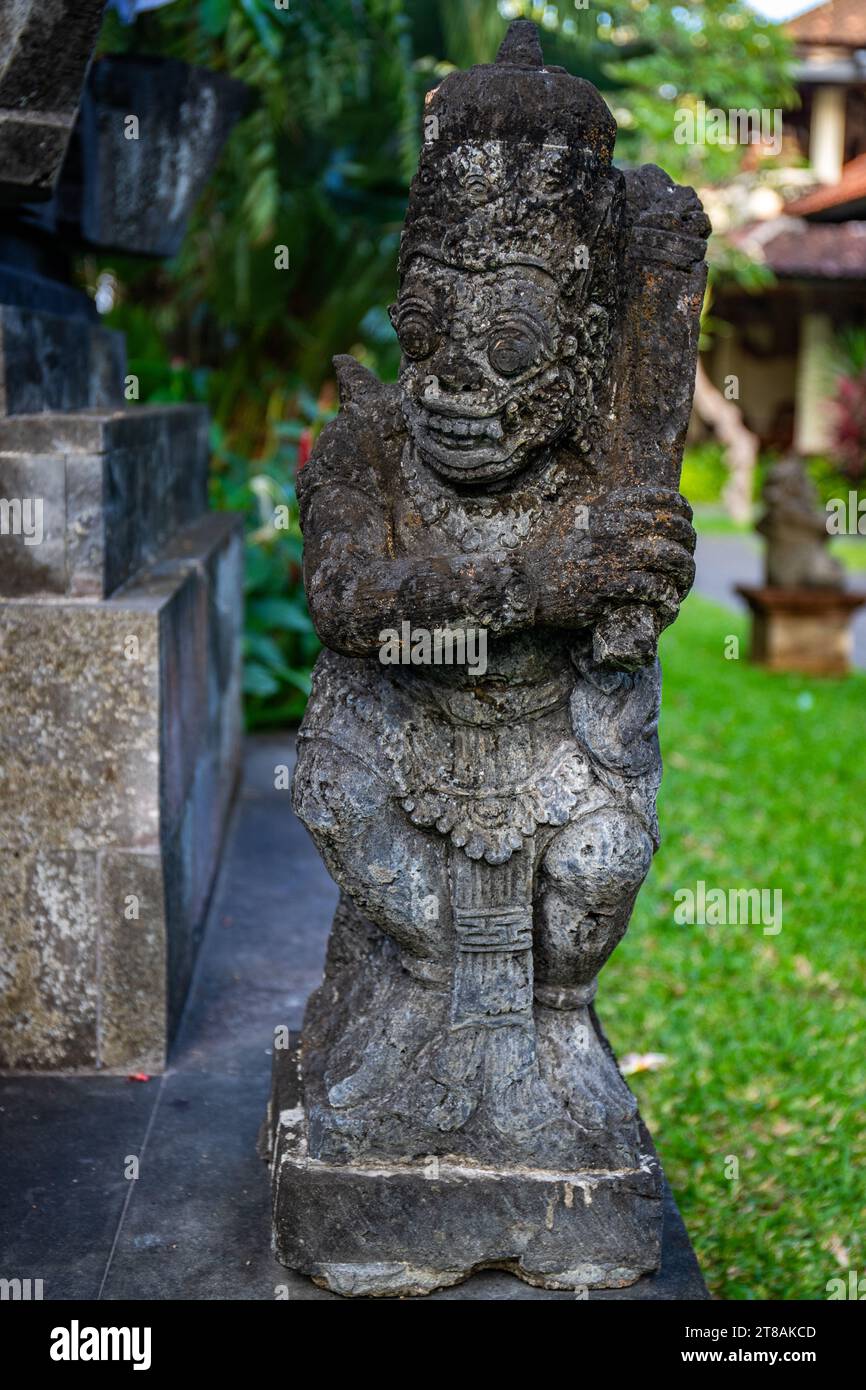 Parkbereich mit tropischen Pflanzen und traditionellen Statuen des hinduistischen Glaubens und zur Dekoration. Tropisches Inselleben als Tourist in Bali Indonesien Stockfoto