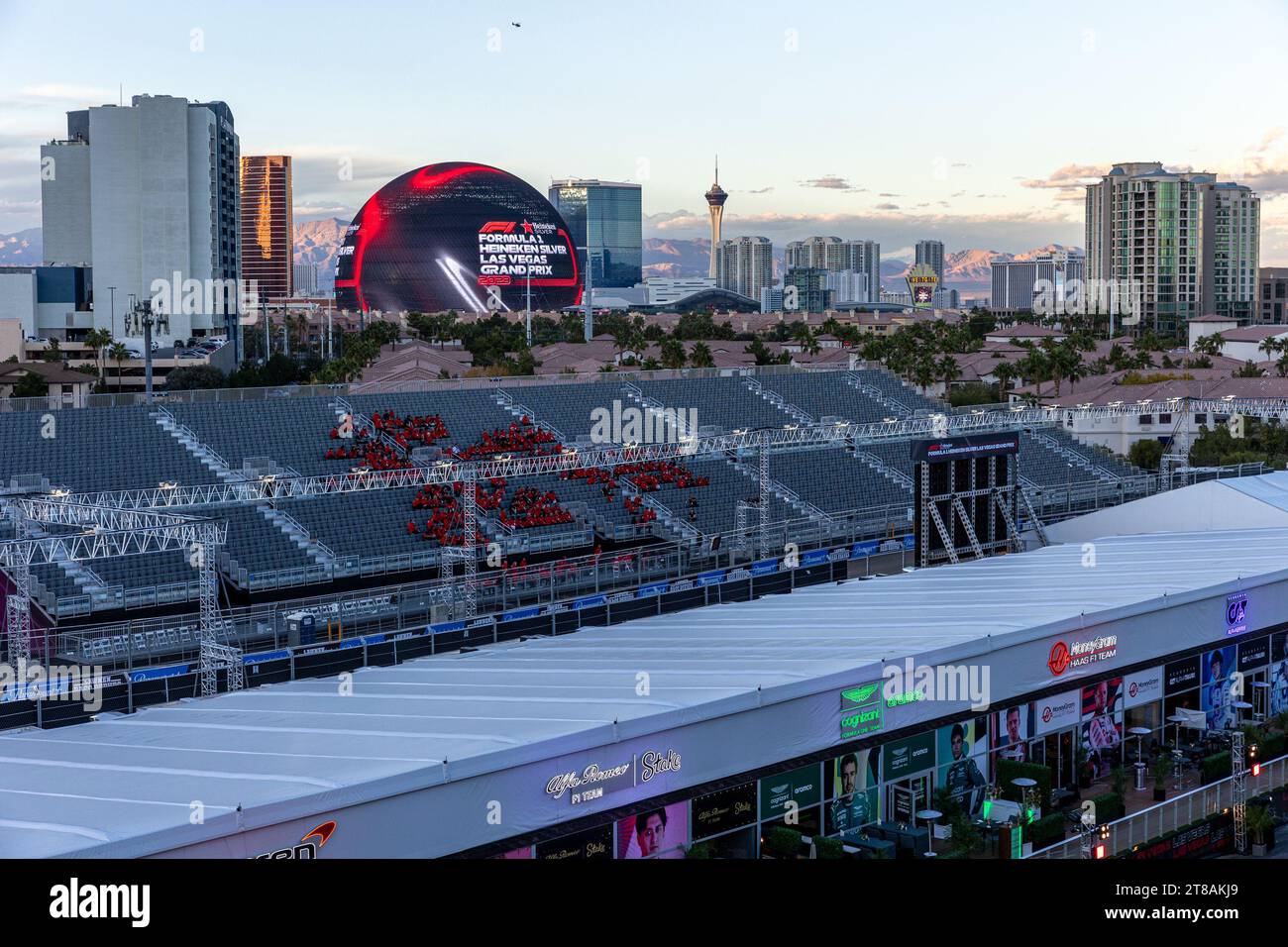 Las Vegas, USA. November 2023. Die Skyline von Las Vegas über der Rennstrecke des Formel 1 Heineken Silver Las Vegas Grand Prix in Las Vegas, NV am 18. November 2023 (Foto: Travis Ball/SIPA USA) Credit: SIPA USA/Alamy Live News Stockfoto