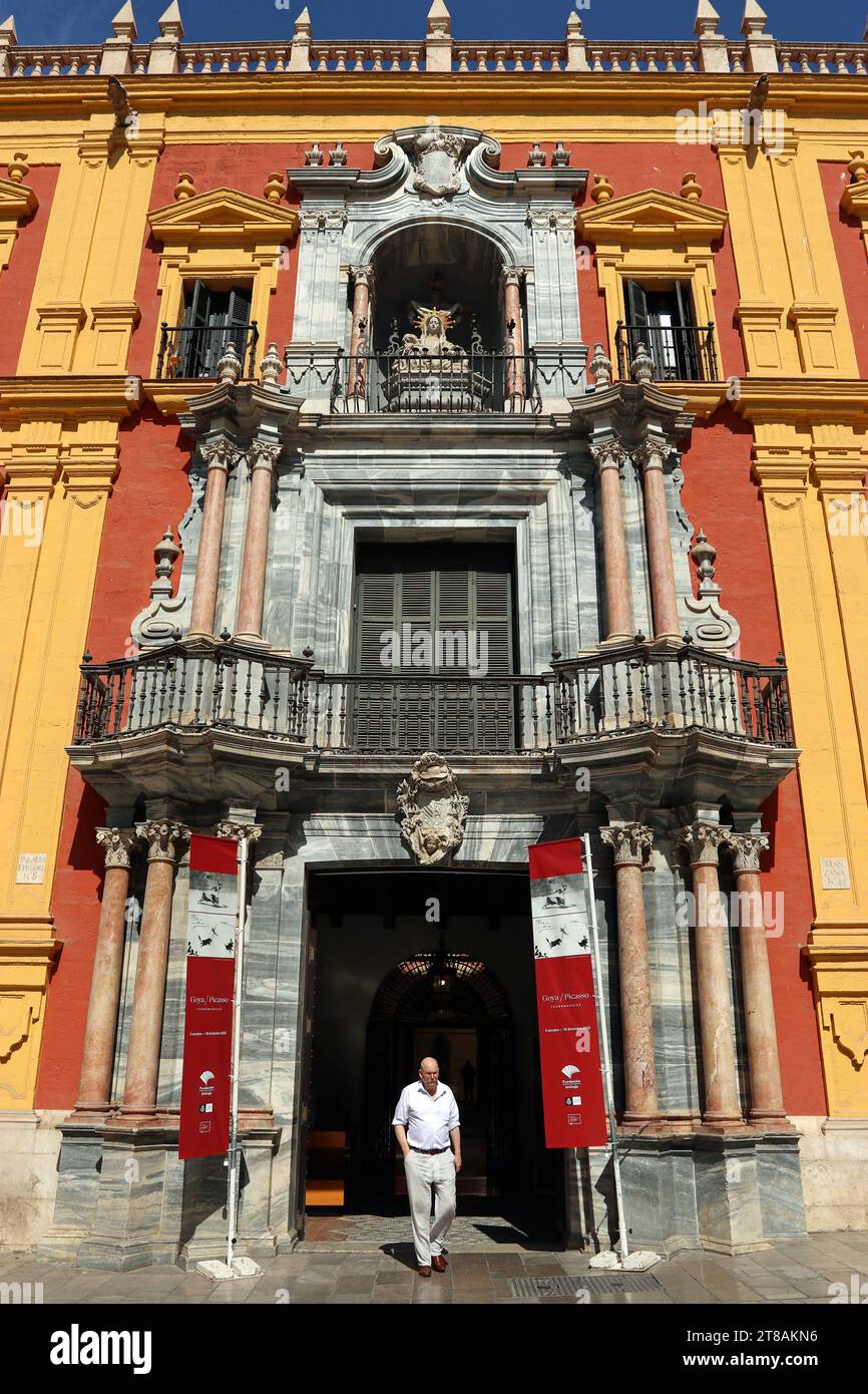 Bischofspalast (Bischofspalast) von Malaga. Mit dem reich verzierten Stein- und Marmorportal dieses farbenfrohen und beeindruckenden spätbarocken Gebäudes. Stockfoto