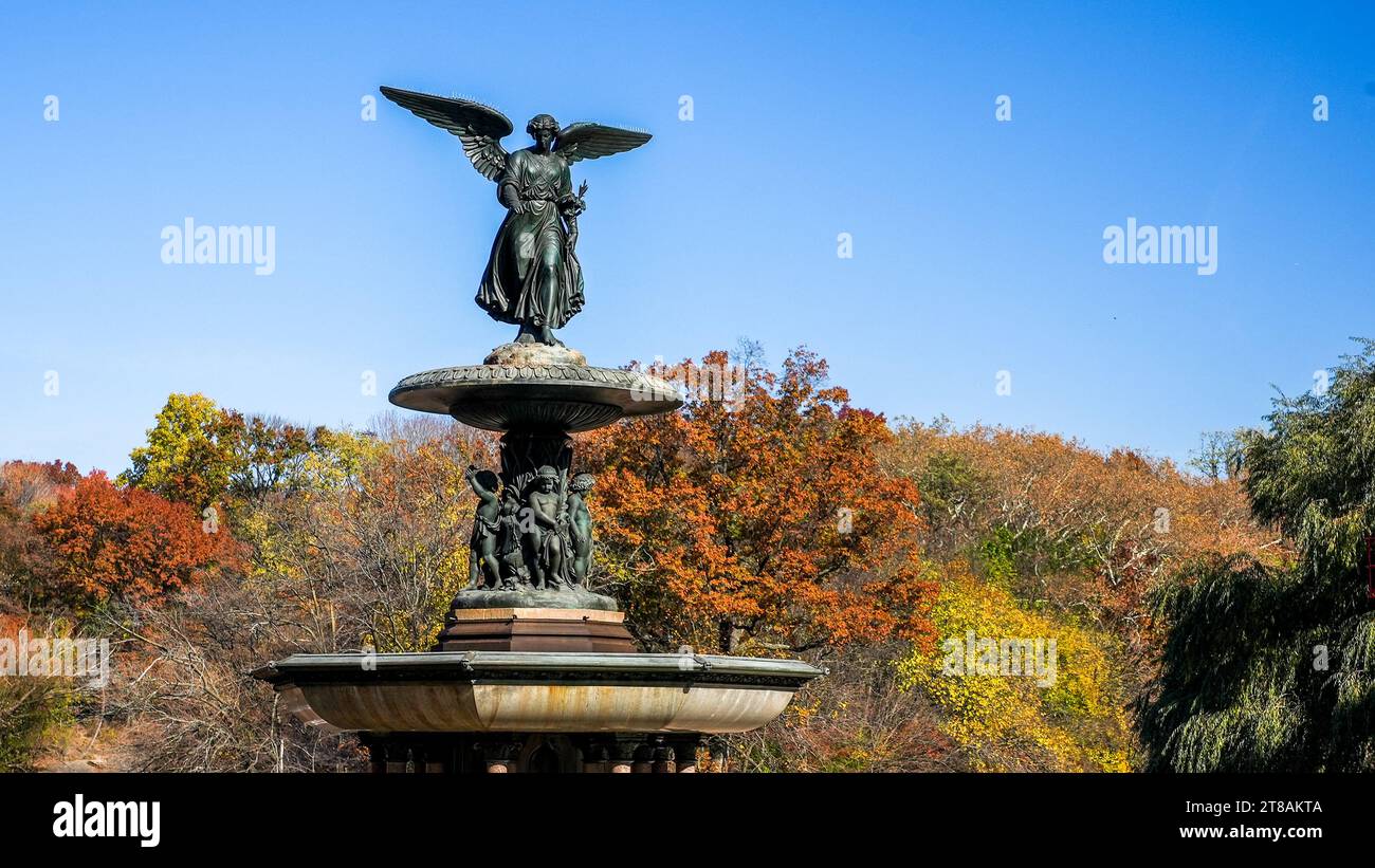 NEW YORK, NY, USA - 16. NOVEMBER 2023: Bethesda Fountain im Central Park an einem sonnigen Herbsttag Stockfoto