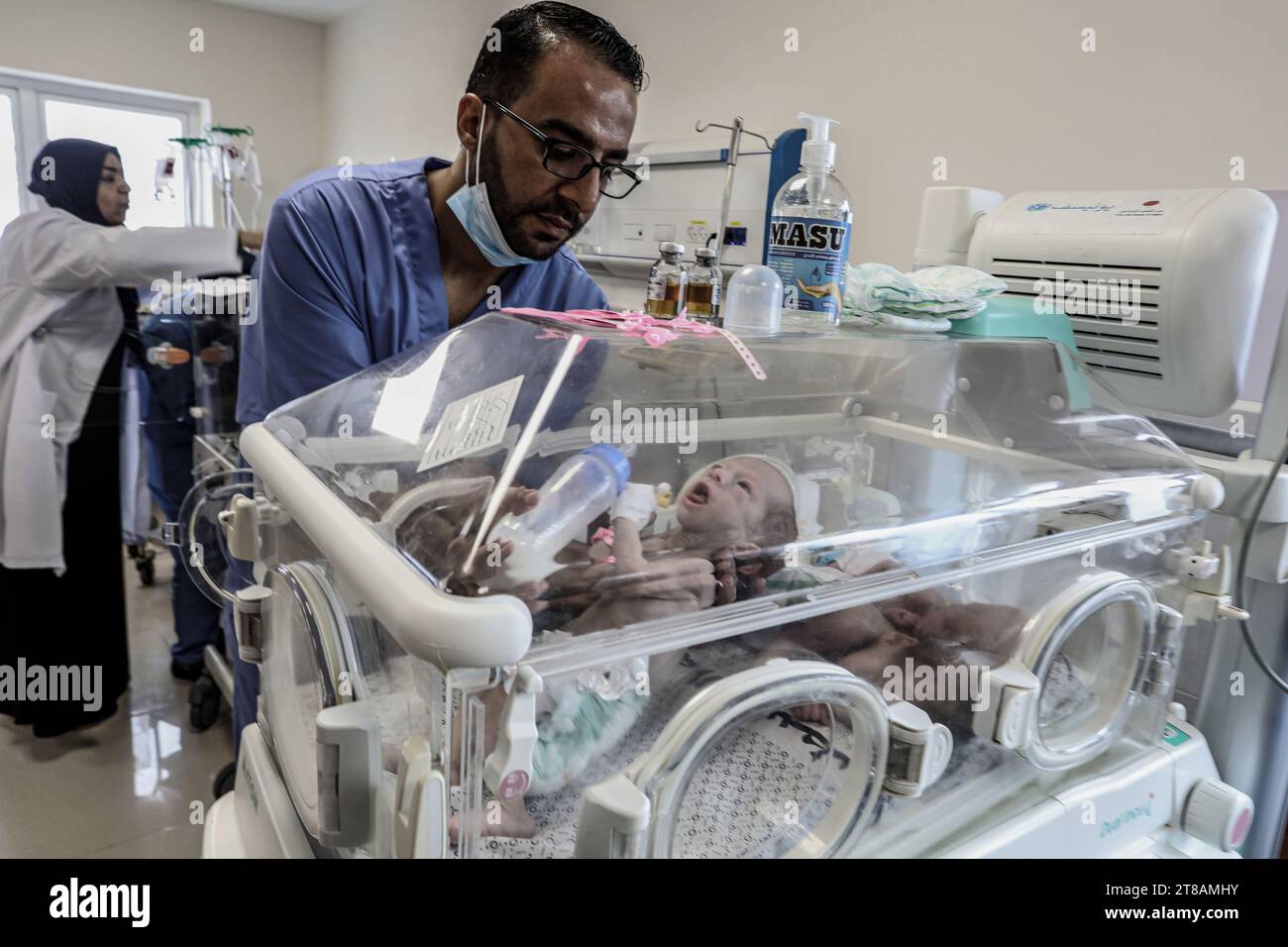 Rafah, Palästinensische Gebiete. November 2023. Frühgeborene werden behandelt, nachdem sie vom Al-Shifa Krankenhaus in das Al-Emarati Krankenhaus in Rafah, südlich des Gazastreifens, verlegt wurden. Abed Rahim Khatib/dpa/Alamy Live News Stockfoto