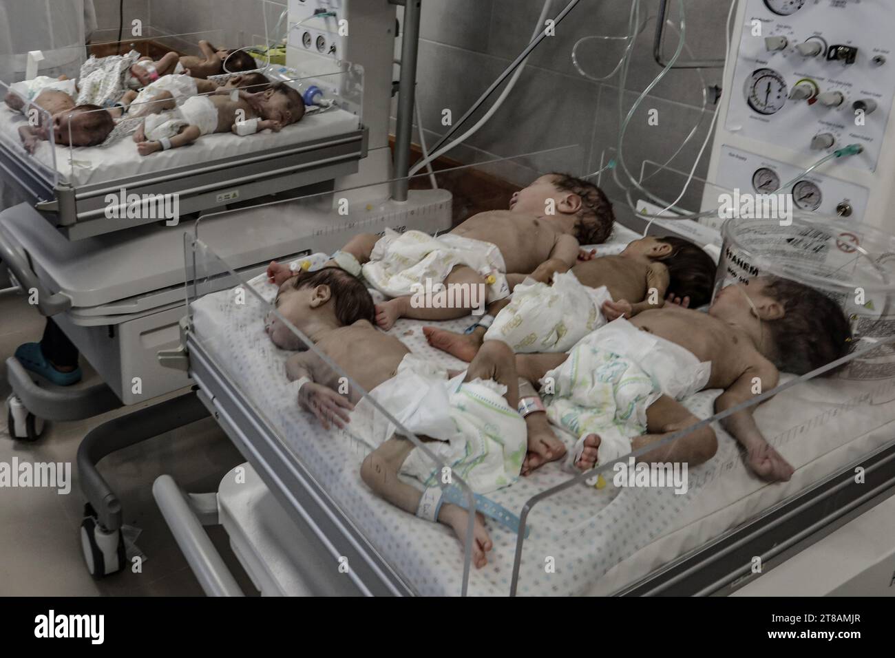 Rafah, Palästinensische Gebiete. November 2023. Frühgeborene werden behandelt, nachdem sie vom Al-Shifa Krankenhaus in das Al-Emarati Krankenhaus in Rafah, südlich des Gazastreifens, verlegt wurden. Abed Rahim Khatib/dpa/Alamy Live News Stockfoto