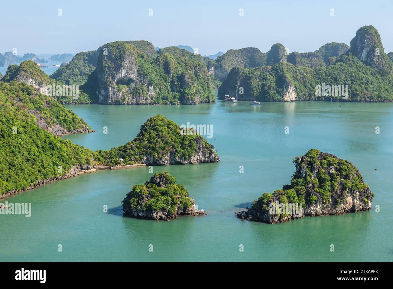 halong Bay, oder ha Long Bay, ein UNESCO-Weltkulturerbe in Quang Ninh, Vietnam Stockfoto
