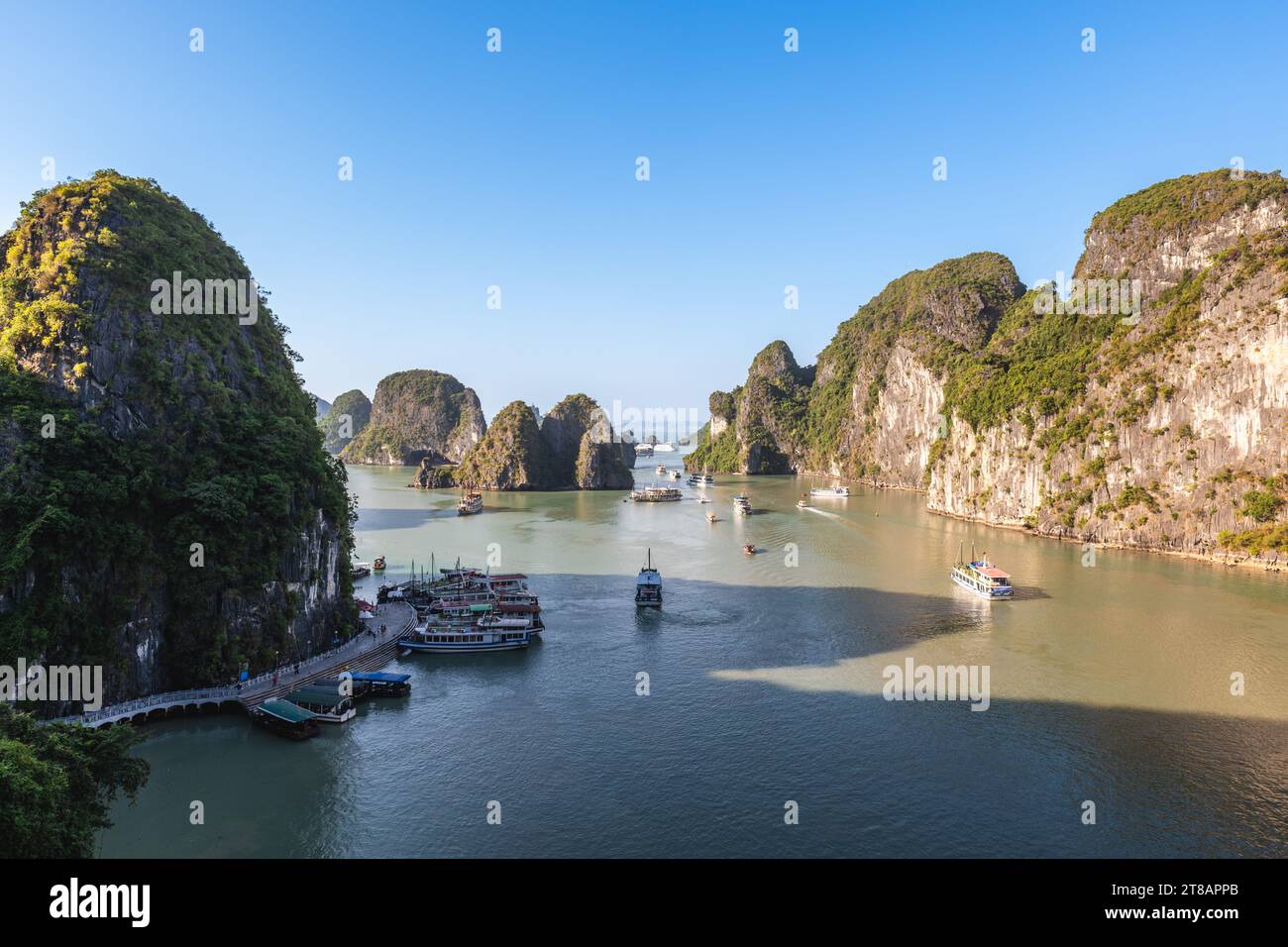 Landschaft der Insel Bo Hon in der Halong Bay in Quang Ninh, Vietnam Stockfoto