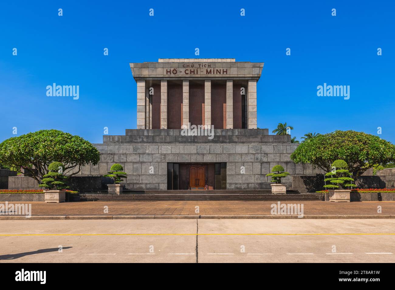 Ho-Chi-Minh-Mausoleum, die Ruhestätte des vietnamesischen Revolutionsführers und Präsidenten in Hanoi, Vietnam. Übersetzung: Präsident Ho Chi Minh. Stockfoto