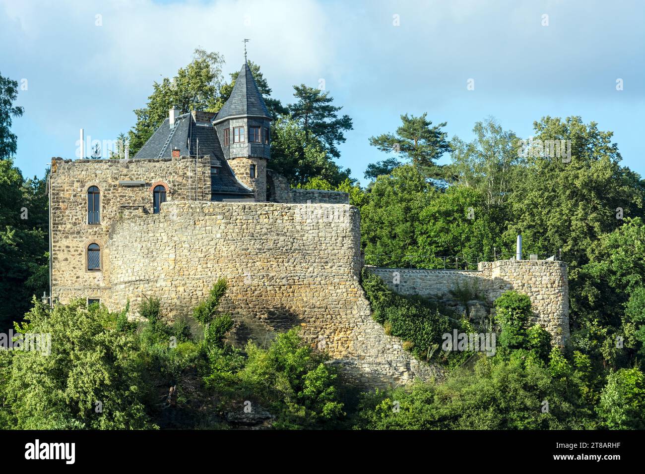 Wohngebäude in Form eines alten Schlosses auf einem Berg in einem Wald in der Sächsischen Schweiz in Deutschland. Stockfoto