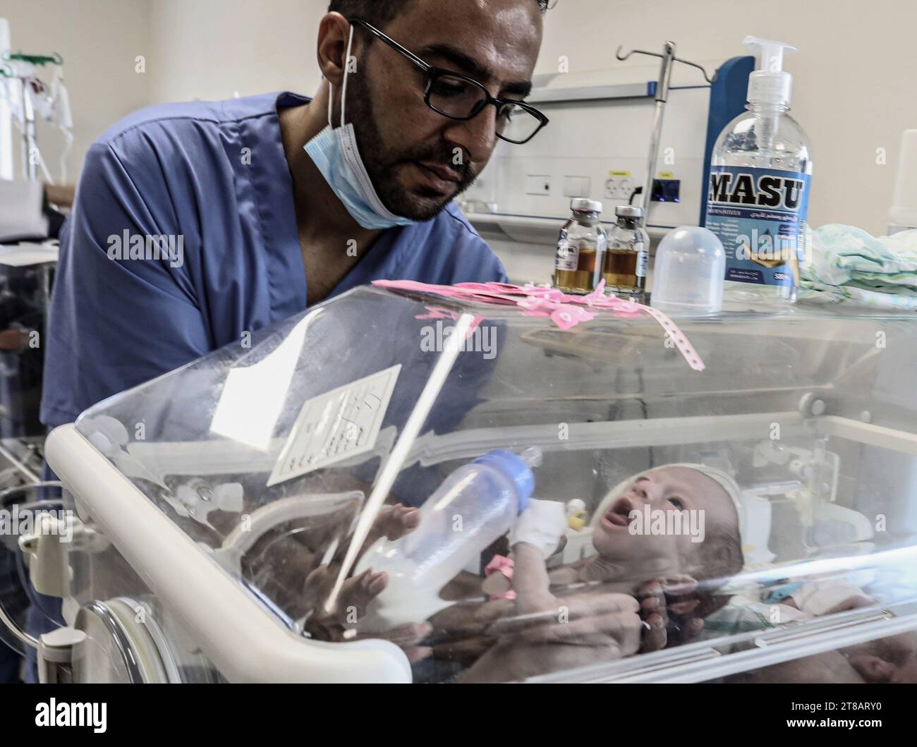 Rafah, Palästinensische Gebiete. November 2023. Frühgeborene werden behandelt, nachdem sie vom Al-Shifa Krankenhaus in das Al-Emarati Krankenhaus in Rafah im Süden des Gazastreifens verlegt wurden. Abed Rahim Khatib/dpa/Alamy Live News Stockfoto