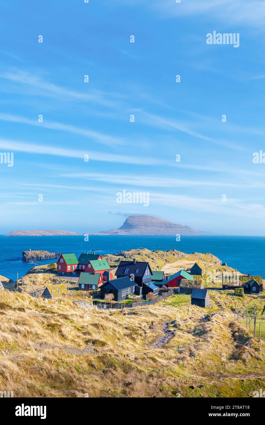 Färöer; 19. November 2023 - Ein kleines Dorf mit Blick auf die Insel Nólsoy auf den Färöern. Stockfoto