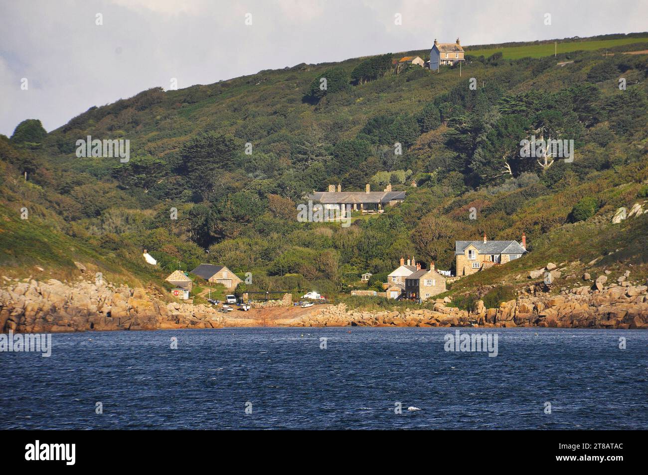 Penberth, West Penwith, Cornwall. Foto vom Meer. Das Dorf liegt in einem tiefen Tal, das zum Meer hinabfließt und von einem Bach in die s fließt Stockfoto