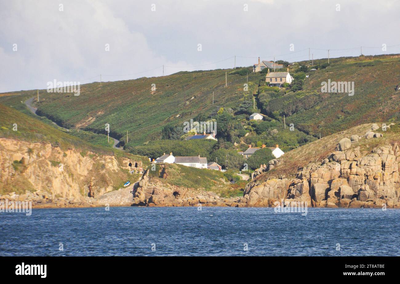 Porthgwarra, ein kleines Fischerdorf in West Penwith, Cornwall. Foto vom Meer mit der sehr steilen Hutbahn, die zum Meer und zum Zugangsroa fällt Stockfoto