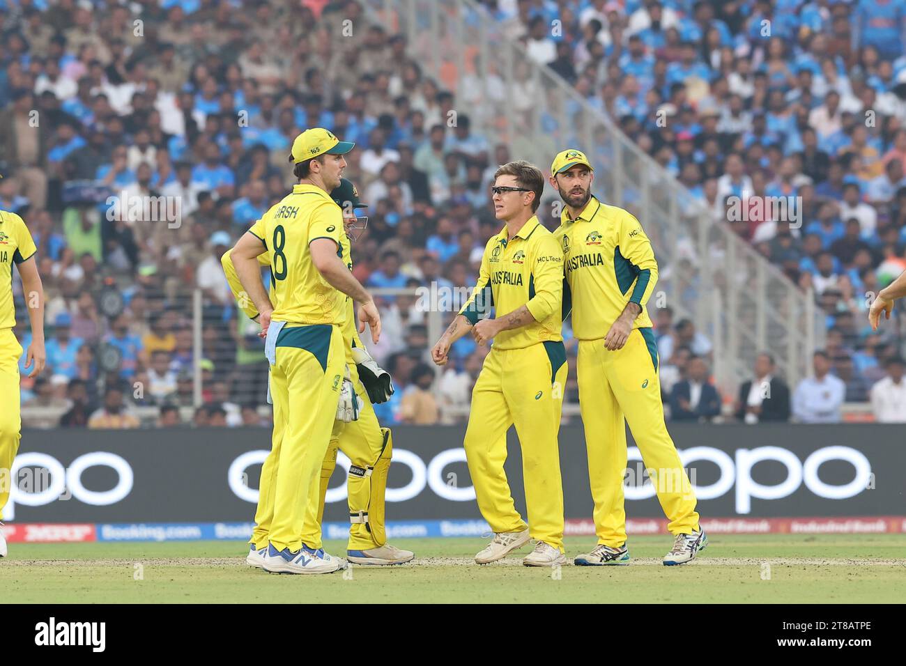 Ahmedabad, Gujatat, INDIEN. November 2023. ICC Männer Cricket World Cup INDIEN 2023: Finale :.India V Australien im Narendramodi Stadium, Ahmedabad, Gujarat, INDIEN.mit einer großen Air Show. INDIEN war 240 und jetzt Australien 196-3 auf dem Weg zum Sieg. Australische Teammitglieder im Gespräch. Quelle: ZUMA Press, Inc./Alamy Live News Stockfoto