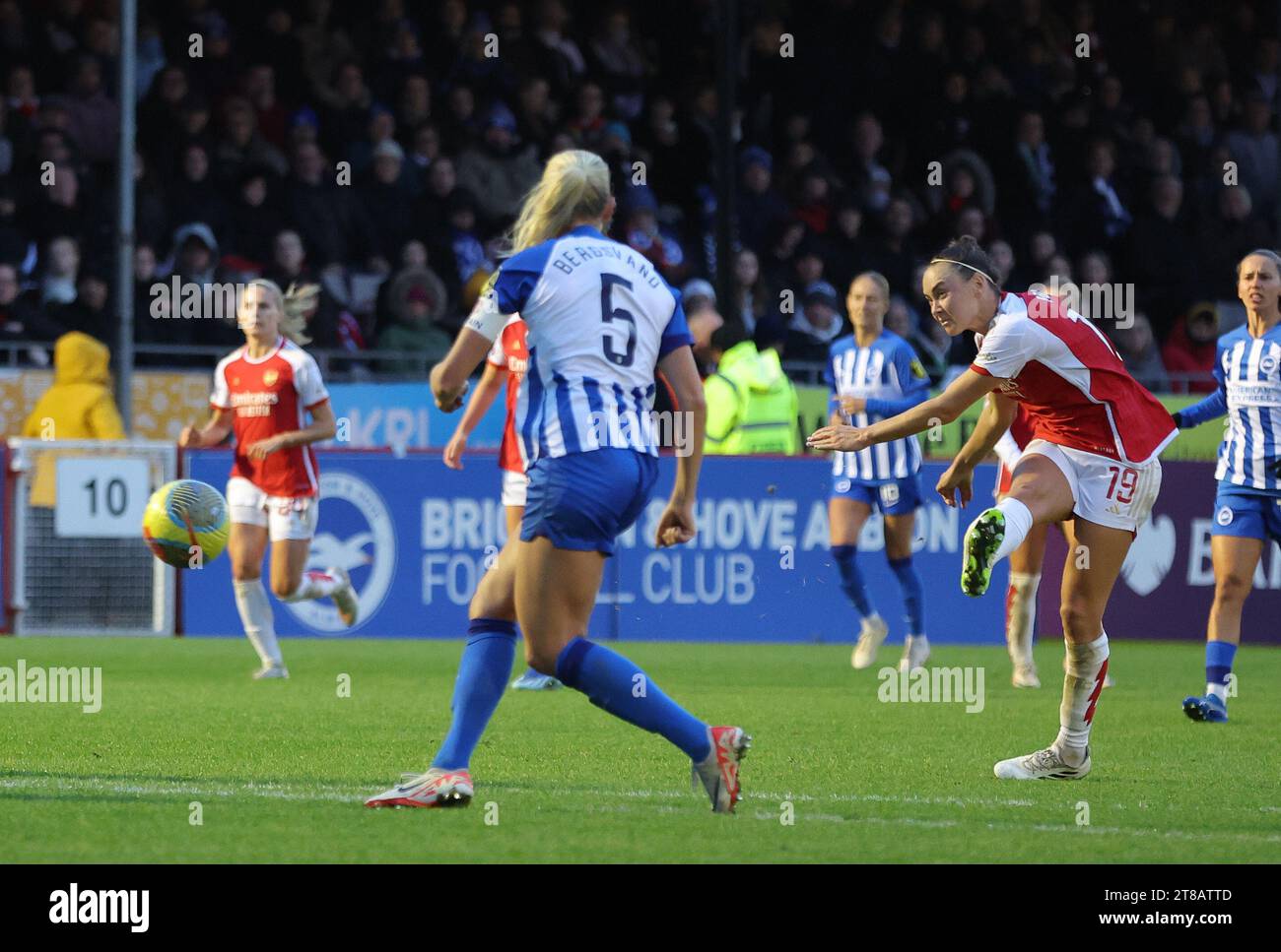 Crawley, Großbritannien. November 2023. Caitlin Foord of Arsenal erzielte 2-0 Punkte beim FA Women's Super League Spiel im Broadfield Stadium, Crawley. Der Bildnachweis sollte lauten: Paul Terry/Sportimage Credit: Sportimage Ltd/Alamy Live News Stockfoto