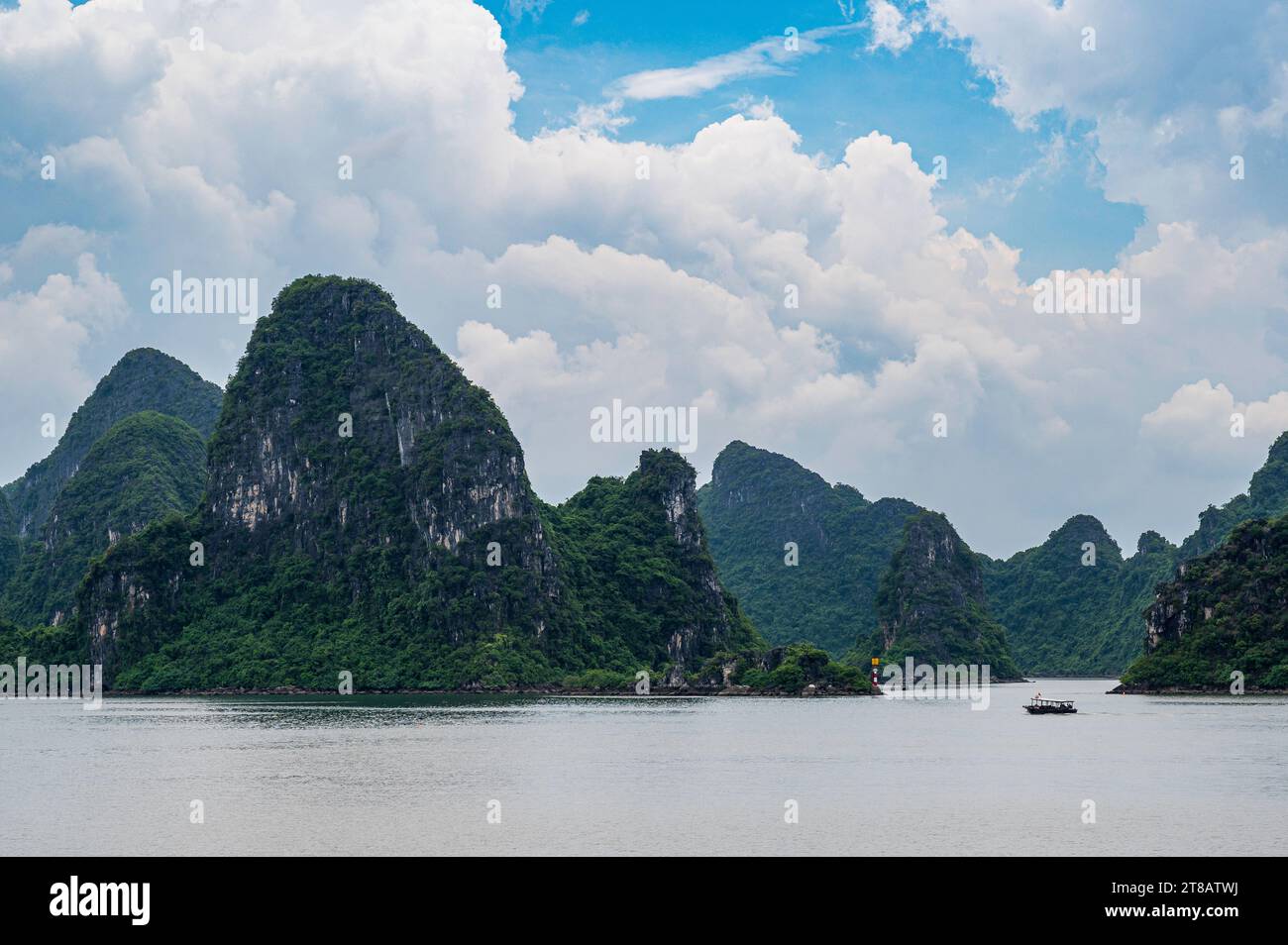 Kleine Fischerboote, in der spektakulären Landschaft der Ha Long Bay, Vietnam. Eines der modernen Naturwunder der Welt. Stockfoto