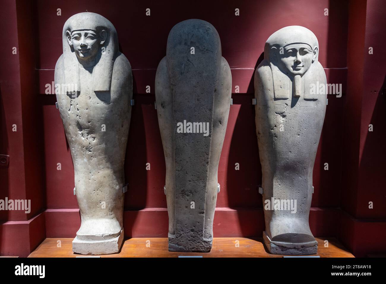KAIRO, ÄGYPTEN - 02. September 2023: Drei Steinsarkophage mit einem Gesicht im Museum Kairo Stockfoto