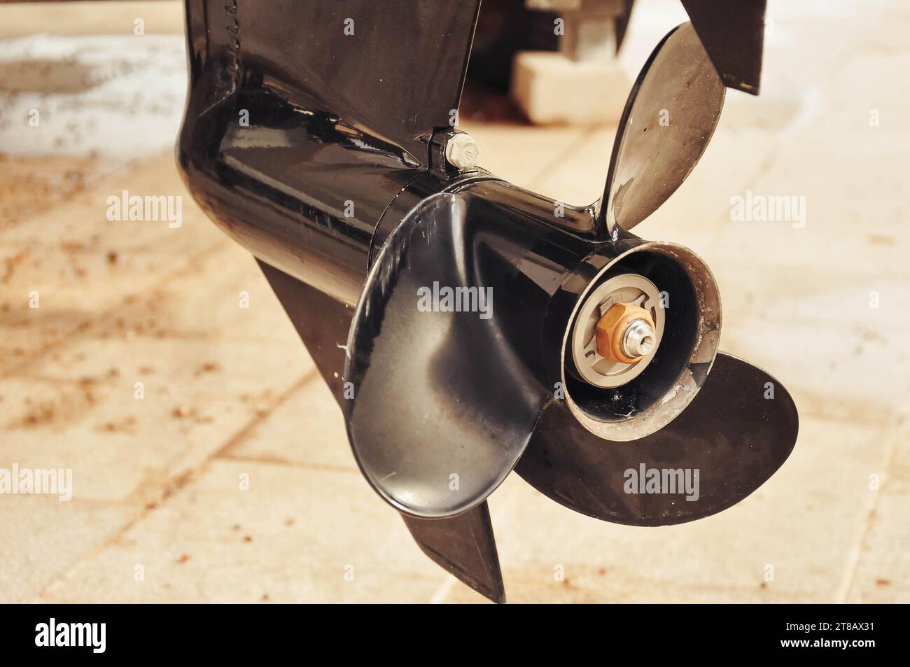 Motorpropeller für Motoryachten und Boote in Nahaufnahme. Die Motoren sind am Heck des Motorbootes montiert. Schiffsreparatur im Trockendock. Hochwertige Pho Stockfoto