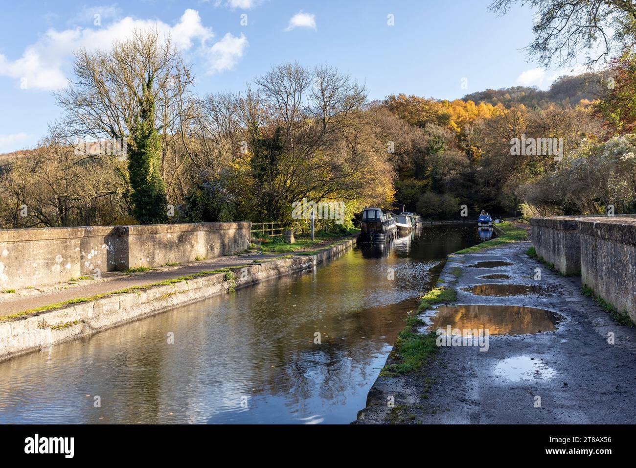 Das Dundas Aquädukt, das den Kennet and Avon Canal über den Fluss Avon und die Wessex Main Line Railway führt. Ein geplantes Ancient Monument, Großbritannien Stockfoto