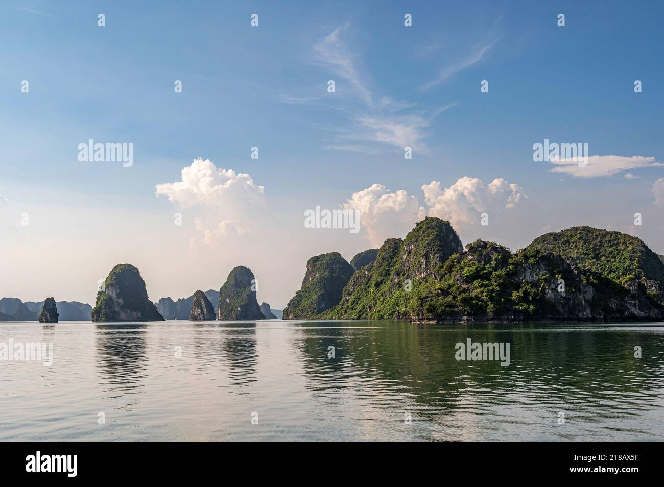 Die spektakulären und ungewöhnlichen geologischen Felsformationen der Halng Bay im Norden Vietnams. Das Wetter ist sonnig. Platz zum Kopieren. Stockfoto
