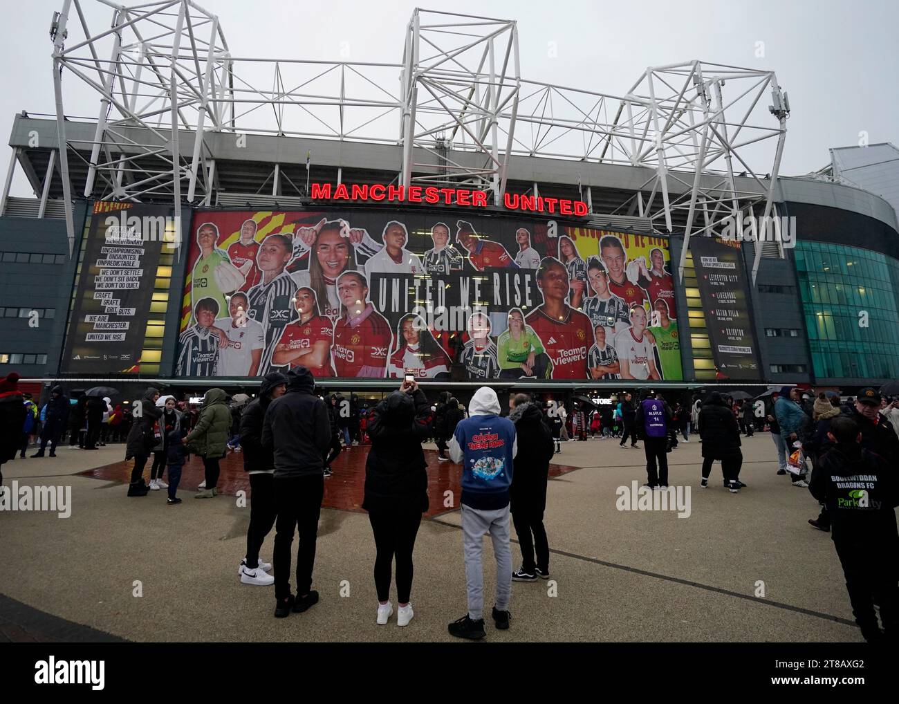 Manchester, Großbritannien. November 2023. WSL-Branding auf der Vorderseite der Osttribüne, wenn die Fans vor dem FA Women's Super League-Spiel in Old Trafford, Manchester, für das Manchester Derby der Frauen eintreffen. Der Bildnachweis sollte lauten: Andrew Yates/Sportimage Credit: Sportimage Ltd/Alamy Live News Stockfoto