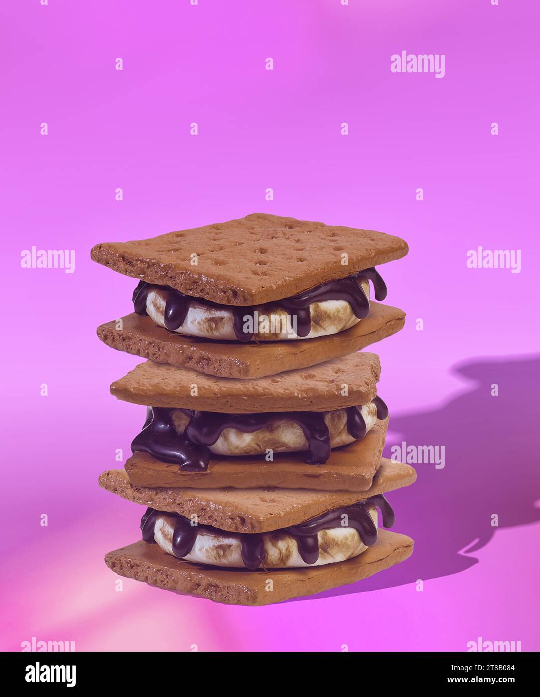 Hoch aufragende hausgemachte S'mores mit knusprigen Graham Crackern und weichem Marshmallow - magisches rosafarbenes Ambiente für Rezepte Stockfoto
