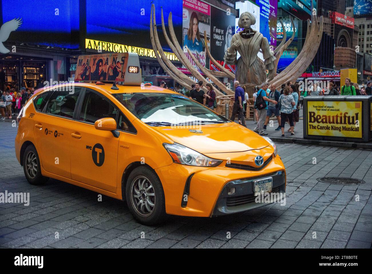 Gelbe Taxistände am Times Square, New York City, USA. Gelbe Taxis Warteten Am Stoppschild Im Early Evening Light Am Times Square, New York. Stockfoto