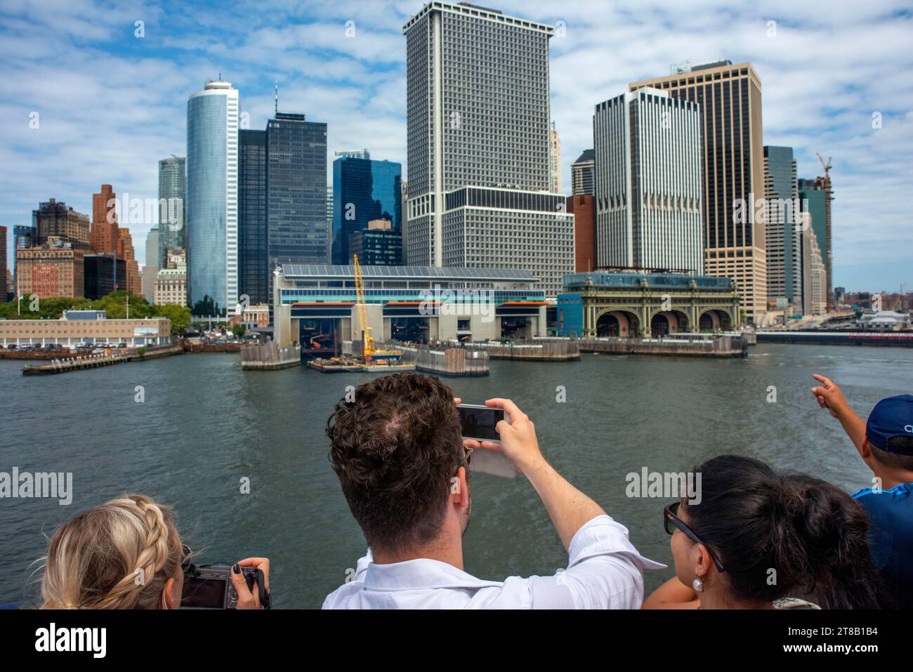 Touristen machten Fotos von der Staten Island Ferry, New York. Amerika. Vom Boot, das uns nach Staten Island bringt, haben Sie eine herrliche Aussicht auf die Insel Stockfoto