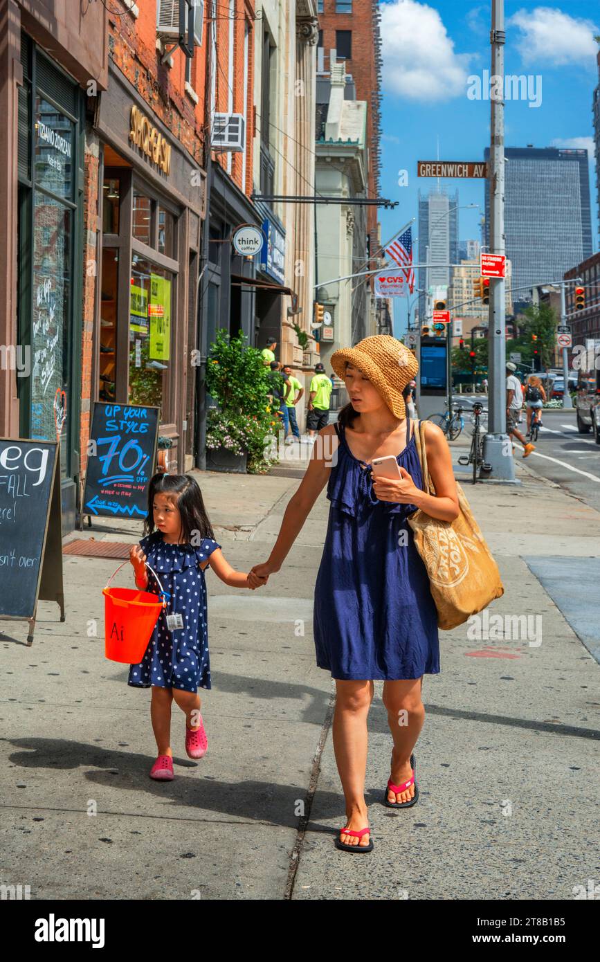 Asiatische Touristen auf der 8th Avenue, Manhattan, New York, USA Stockfoto