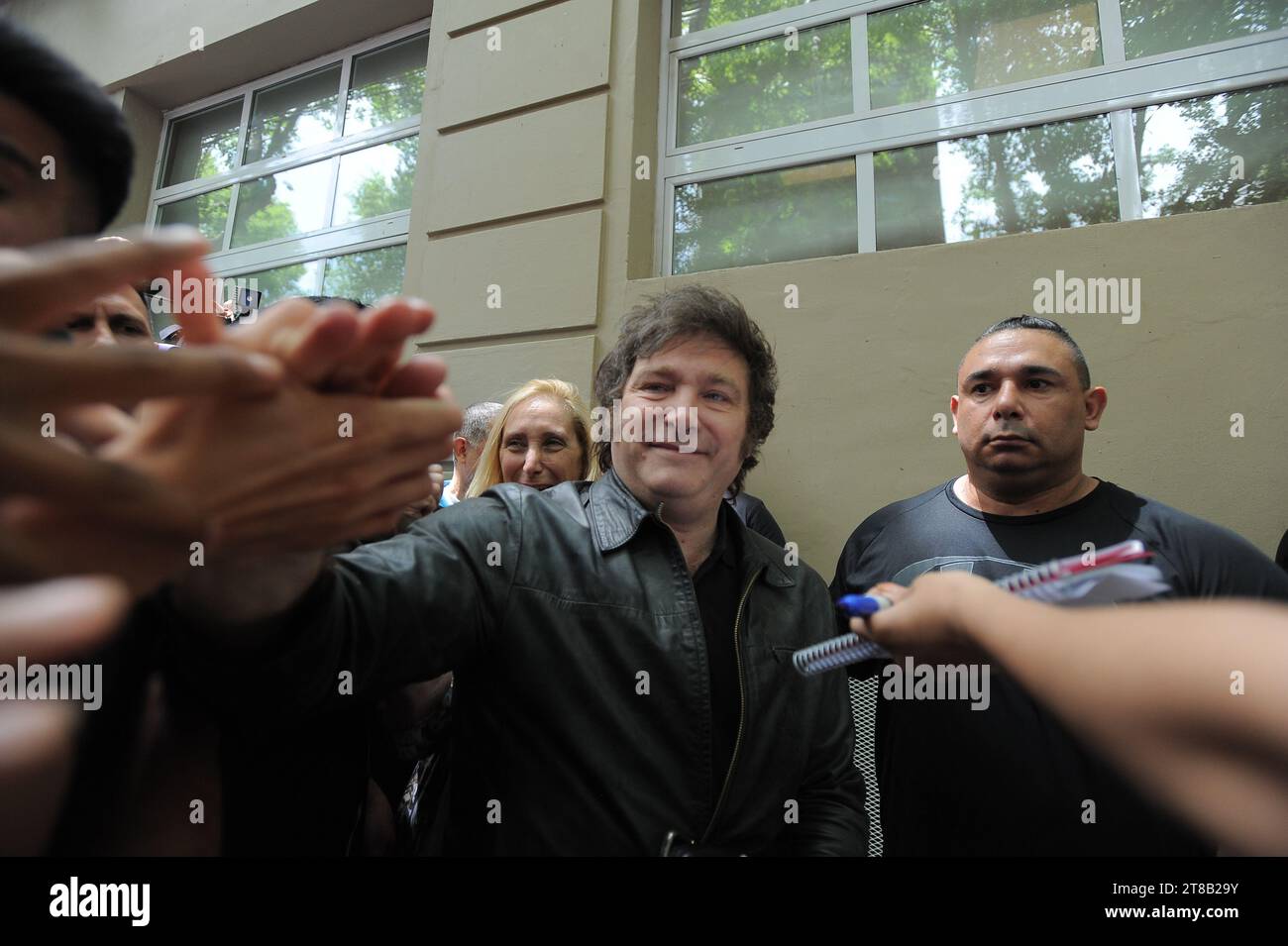 Buenos Aires, Argentinien. november 2023. Präsidentschaftskandidat Javier Milei darf wählen. Quelle: Fabideciria/Alamy Live News Stockfoto