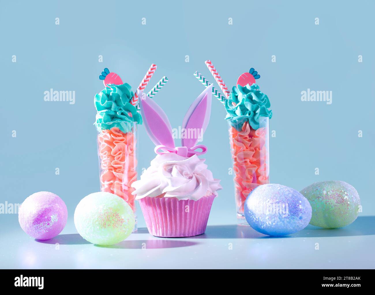 Das ultimative Osterdessert: Parfaits und Cupcakes mit Hasenohren Stockfoto