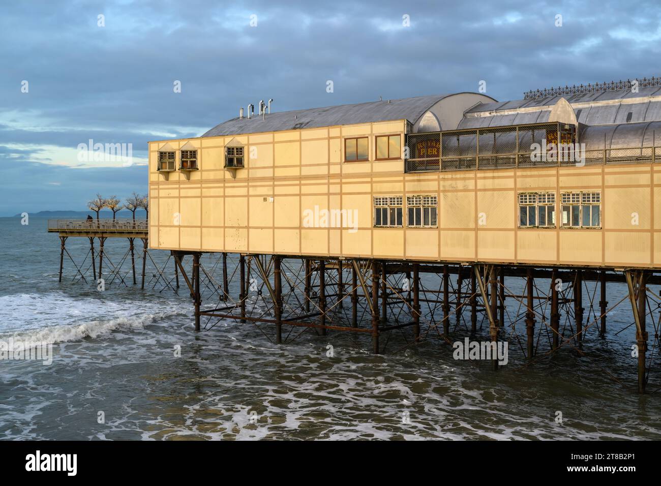 Die Royal Pier Arcade in der Abenddämmerung, Aberystwyth Pier, Nordwales Stockfoto