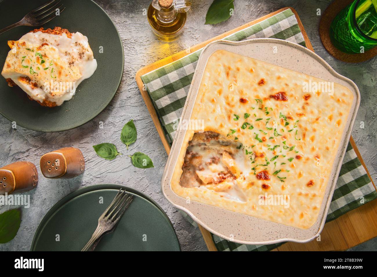 Arabische Küche; traditionelle ägyptische gebackene Pasta mit Béchamel-Sauce „Macaroni Béchamel“. Stockfoto