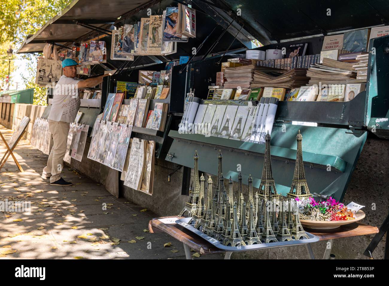 Bouquinistes oder Verkäufer von gebrauchten Büchern und Zeitschriften entlang der seine, Paris, Frankreich, Europa Stockfoto