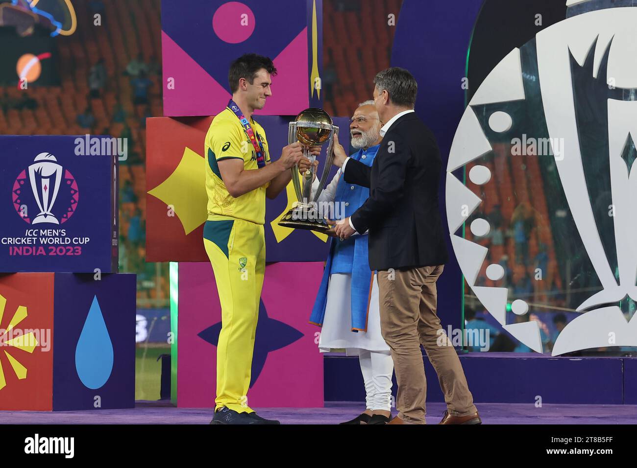 ICC Cricket-Weltmeisterschaft der Männer, Indien. , . ICC-Weltcupsieger für Herren. Die Trophäe wird vom indischen Premierminister sri Narendra Modi an den australischen Kapitän Cummins verliehen. Das gesamte australische Team feierte diesen bemerkenswerten Sieg in INDIEN Credit: Seshadri SUKUMAR/Alamy Live News Stockfoto