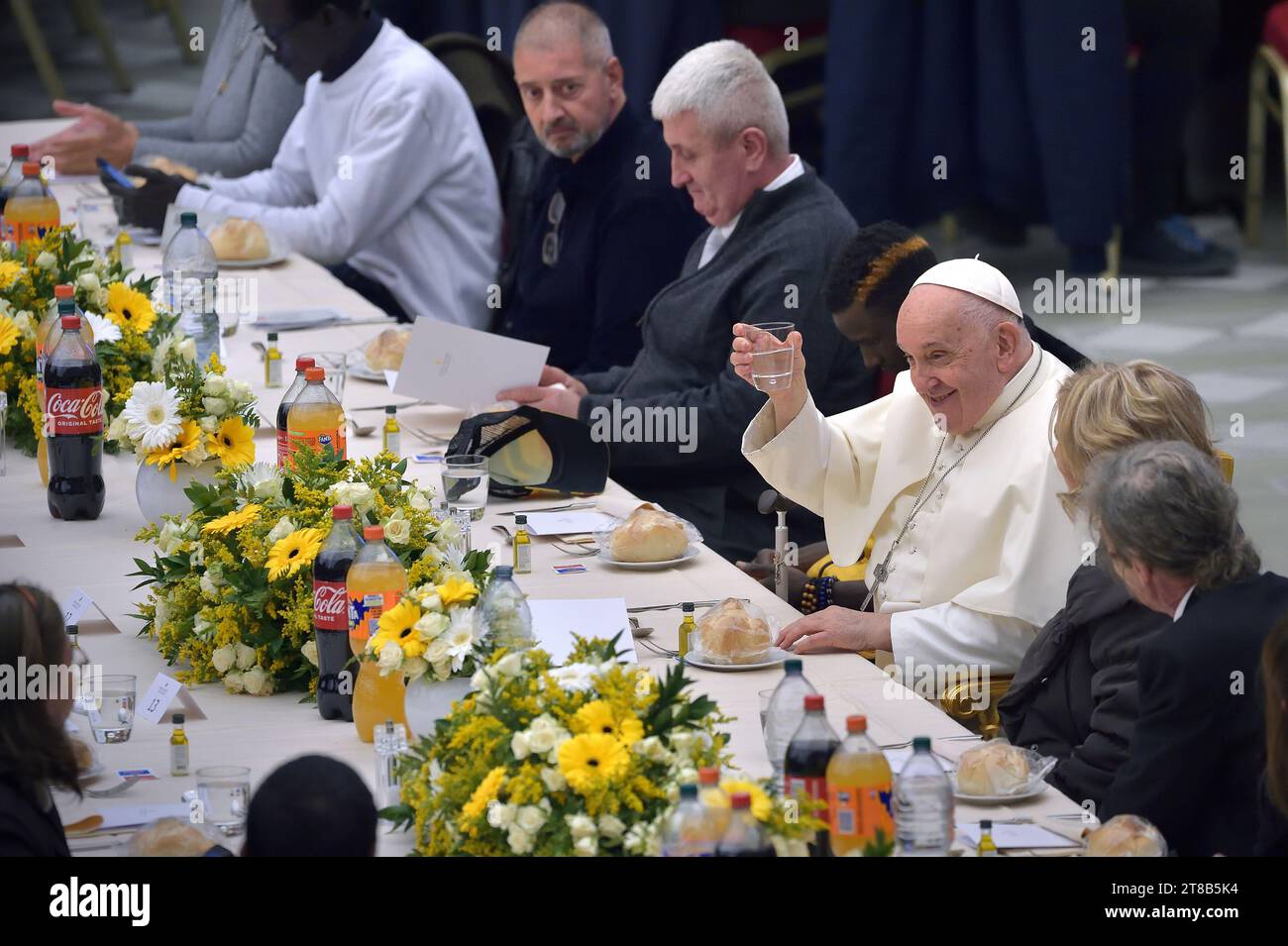 Vatikanstadt, Vatikanstadt. November 2023. Papst Franziskus während eines Mittagessens mit armen, obdachlosen Menschen und Migranten in der Aula Paolo VI. Im Vatikan am 19. November 2023. Quelle: dpa/Alamy Live News Stockfoto