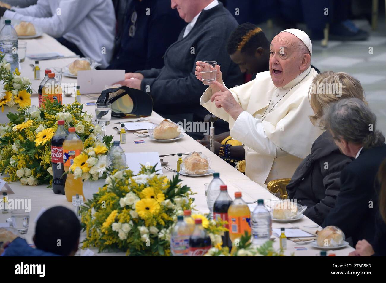 Vatikanstadt, Vatikanstadt. November 2023. Papst Franziskus während eines Mittagessens mit armen, obdachlosen Menschen und Migranten in der Aula Paolo VI. Im Vatikan am 19. November 2023. Quelle: dpa/Alamy Live News Stockfoto