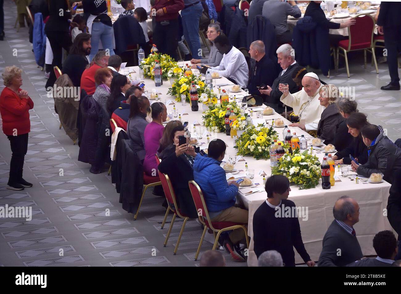 Vatikanstadt, Vatikanstadt. November 2023. Papst Franziskus während eines Mittagessens mit armen, obdachlosen Menschen und Migranten in der Aula Paolo VI. Im Vatikan am 19. November 2023. Quelle: dpa/Alamy Live News Stockfoto